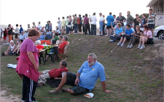 Die eindpunt van die jaarlikse Skemerstap is beslis die lekkerste met smaaklike verversings wat op die stappers wag.  (Argieffoto: Gansbaai Courant)